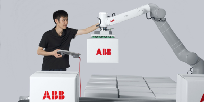 ABB-GoFa-10-robot-operator-1-sca ABB-GoFa-10-robot-operator-1-sca